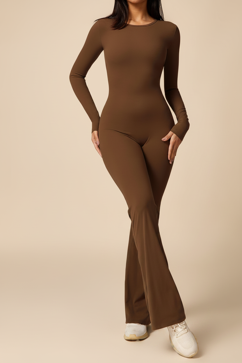 Combinaison marron - fond beige studio