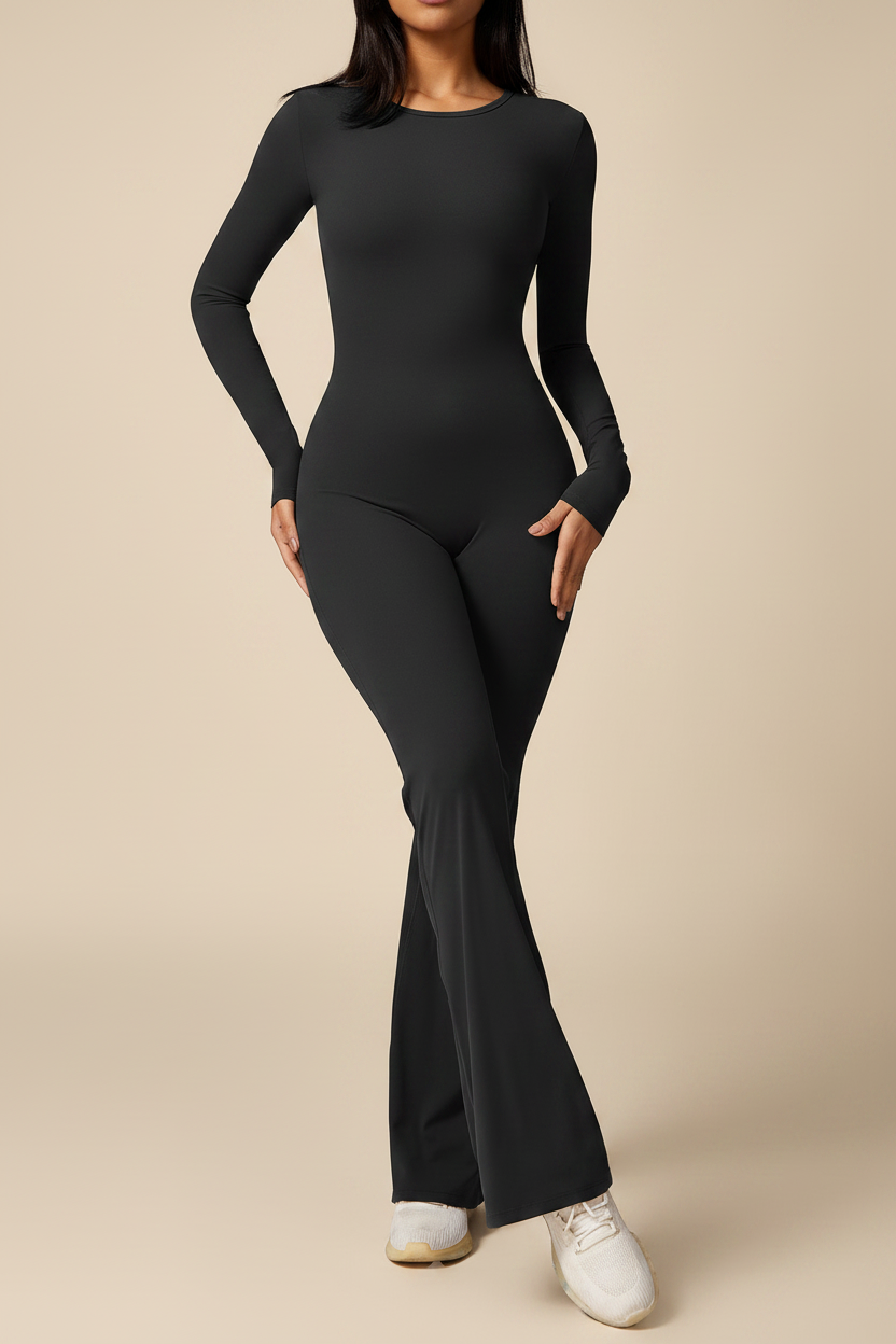 Combinaison noire - fond beige studio