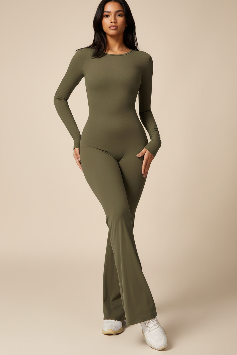 Combinaison vert mousse - fond beige studio