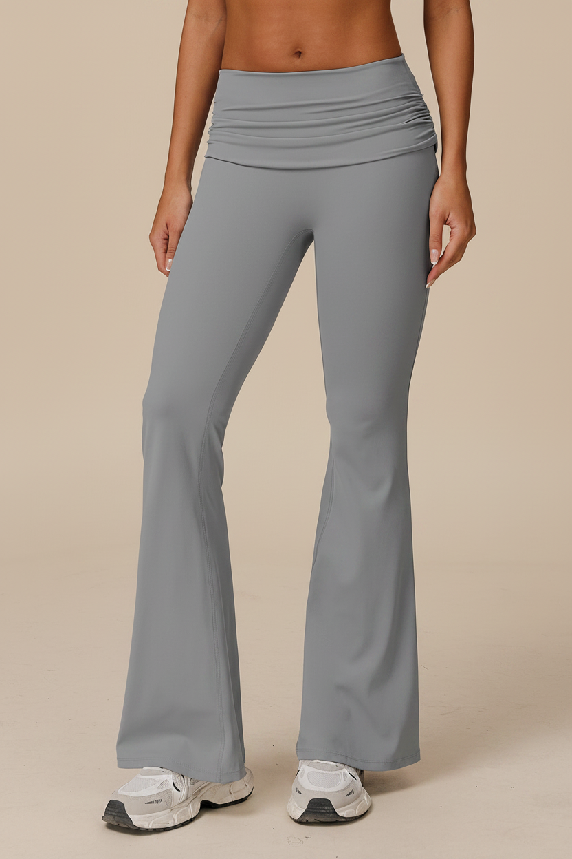 Pantalon gris - fond beige studio