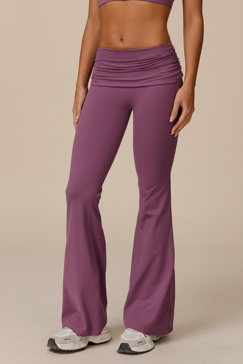Pantalon violet - fond beige studio