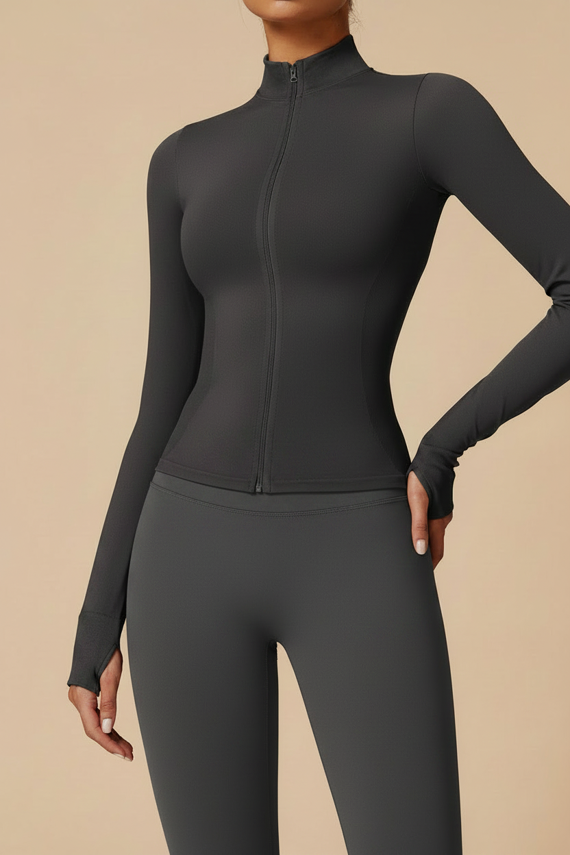 Veste running gris foncé - ensemble assorti - fond beige studio